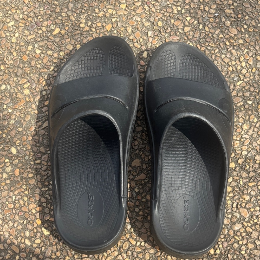 Oofos size 8 women’s Black Slip-On Slide Sandals